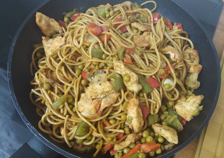 Salteado de pasta con frambuesa