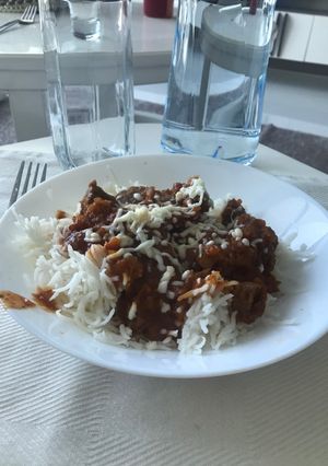 Una foto de Arroz con salsa roja