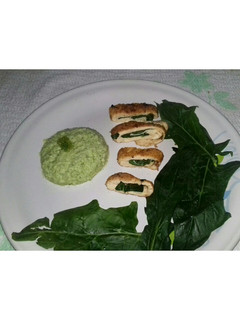 Una foto de Puré de brócoli acompañado de pechuga