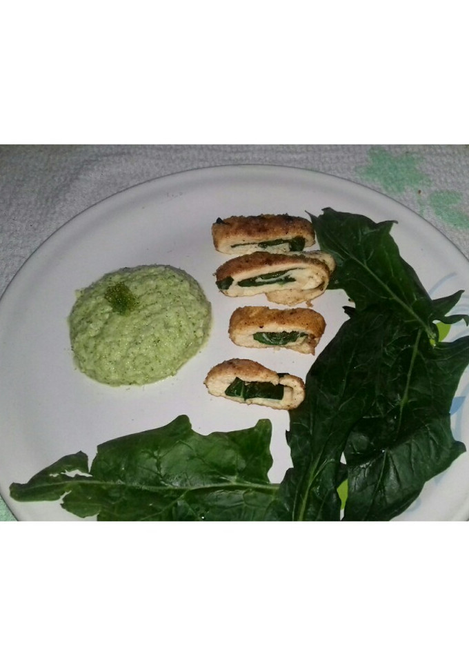 Una foto de Puré de brócoli acompañado de pechuga