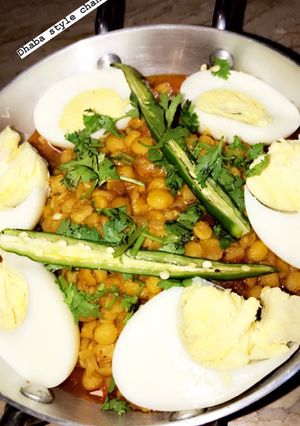 A picture of Dhaba style chanadaal.