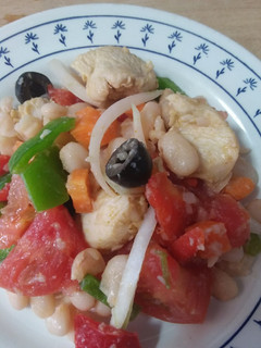 Una foto de 🥗 Ensalada de alubias blancas y pollo 🐔 al ras el hanout 🇲🇦