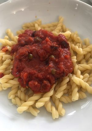 A picture of Pasta puttanesca.
