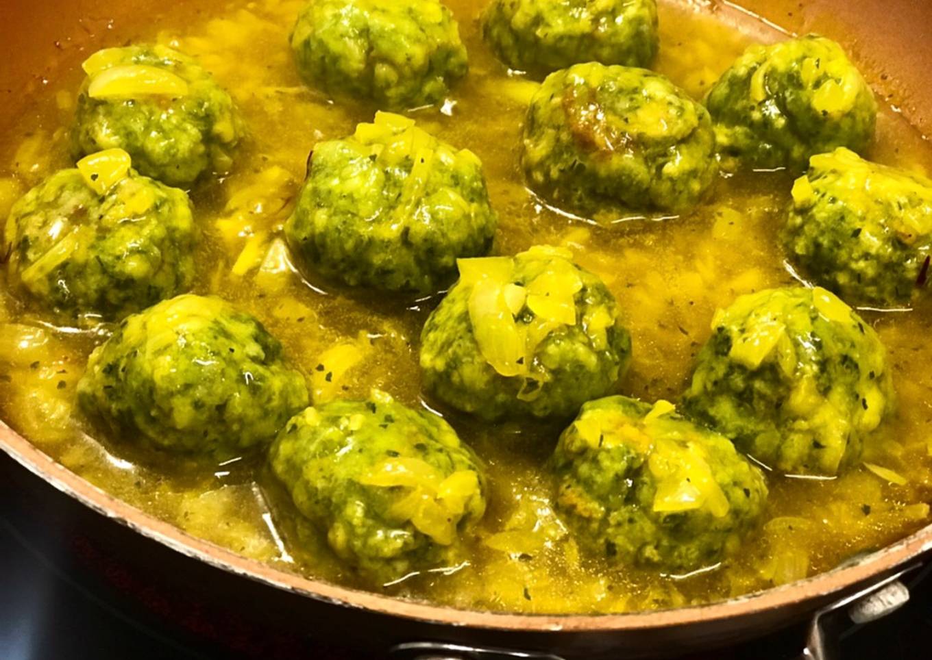 Albóndigas de calamar y espinacas con salsa de azafrán y cúrcuma