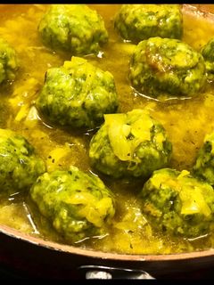 Una foto de Albóndigas de calamar y espinacas con salsa de azafrán y cúrcuma