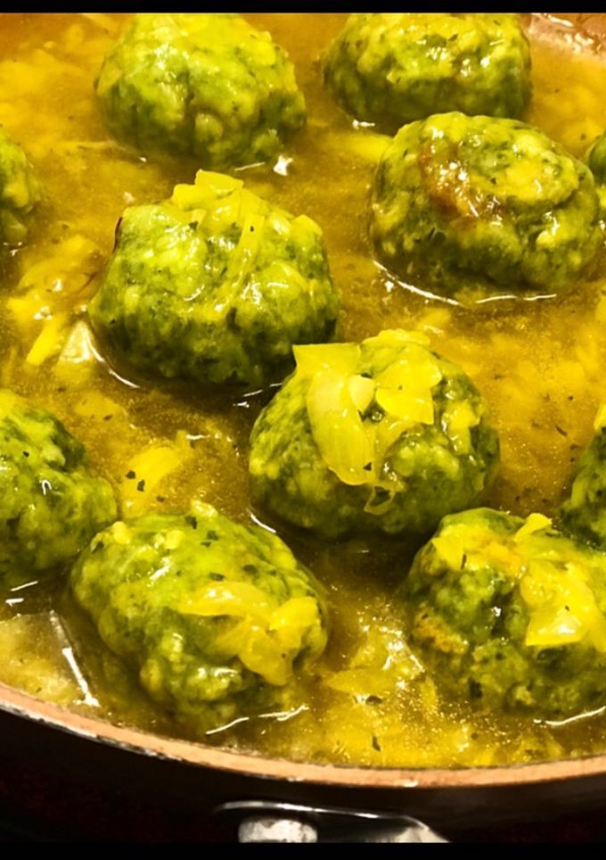Una foto de Albóndigas de calamar y espinacas con salsa de azafrán y cúrcuma