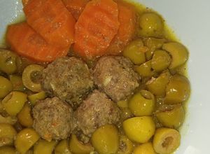 Une photo de Tajine des olives vertes aux boulettes de viande hachée
