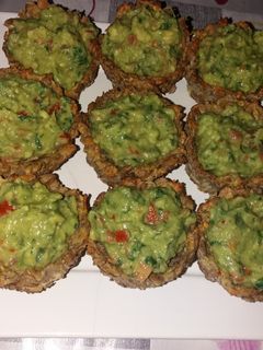 O poză a rețetei Coșulețe din linte cu guacamole.