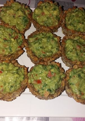 O poză a rețetei Coșulețe din linte cu guacamole.