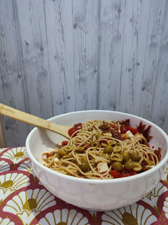 Una foto de Ensalada de pasta con crunchys de jamón y mozzarella