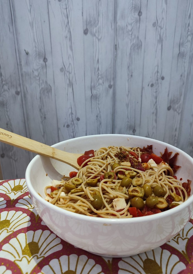 Una foto de Ensalada de pasta con crunchys de jamón y mozzarella