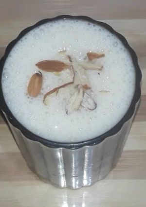 केले से बनाये लस्सी (Banana Lassi Recipe in Hindi) रेसिपी मुख्य फोटो