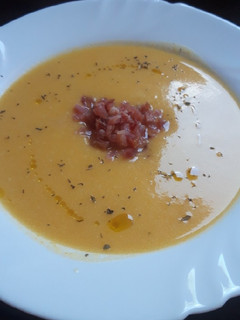 Una foto de Crema de verduras con aroma de hierbabuena y virutas de jamón
