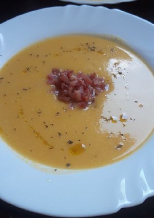 Una foto de Crema de verduras con aroma de hierbabuena y virutas de jamón