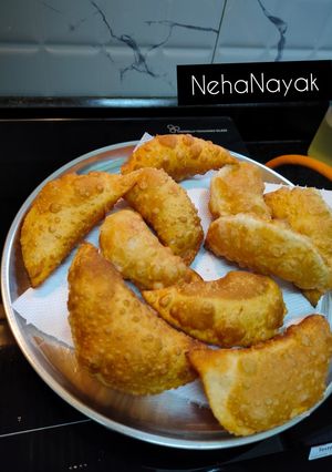 A picture of Goan Tikshyo Nevryo/ Spicy Goan Karanjis.