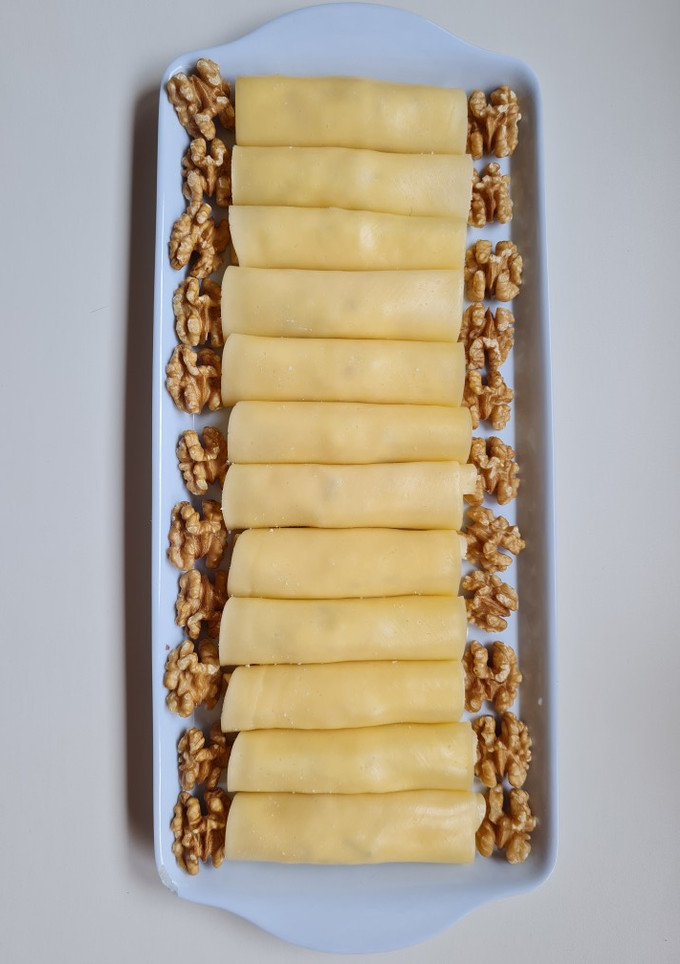 Una foto de Rollitos de queso 🧀 "pseudo canelones" sin masa 🗓