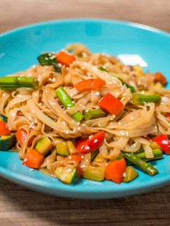 Una foto de Noodles con verduras