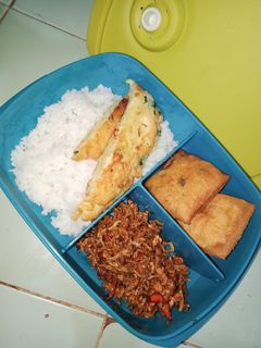 Foto resep Nasi putih orek tempe telur+Martabak sayur