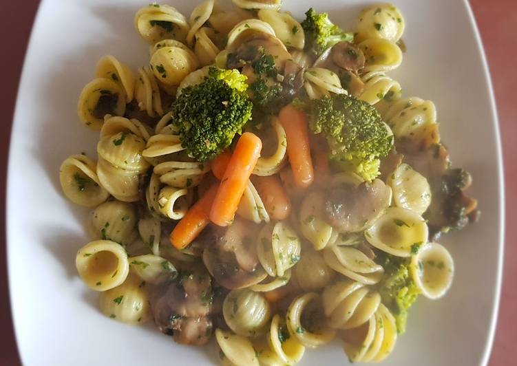 fideos con brocoli y hongos