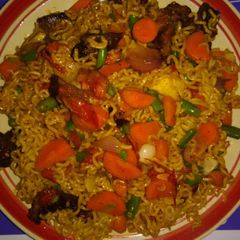 A picture of Stir fry noodle with suya.