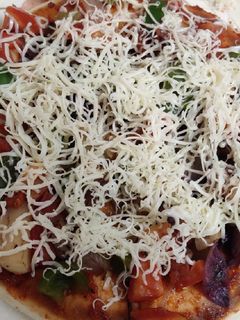 સ્ટ્રીટ સ્ટાઈલ વેજ ચીઝ પિઝા 😋(Veg cheese pizza recipe in gujarati) રેસીપી મુખ્ય ફોટો