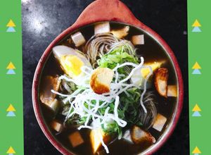 Una foto de Ramen de pollo & tofu🤟💕