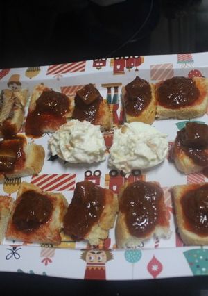 Una foto de Latas con dos panes y tomate de lata