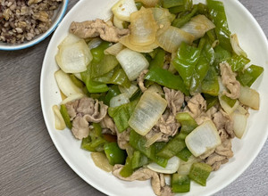 兩人日式晚餐-青椒洋蔥炒豬里肌肉片（燒肉醬汁口味） 的食譜成品照片