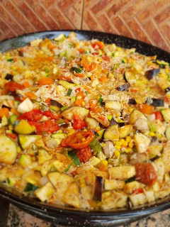 Una foto de Paella de verduras con cerveza!