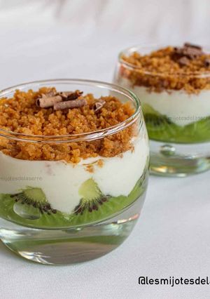 Une photo de Verrines kiwi, crumble, fromage blanc