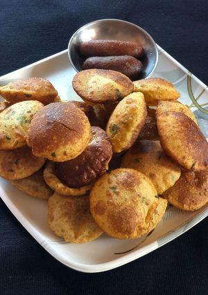 বেসন কা মিনি পুরি(Besan Ka Mini Puri recipe in bengali) রেসিপির প্রধান ছবি