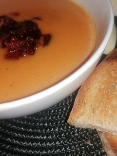 Sütőtökkrémleves kolbászchipssel 🎃 recept fotója