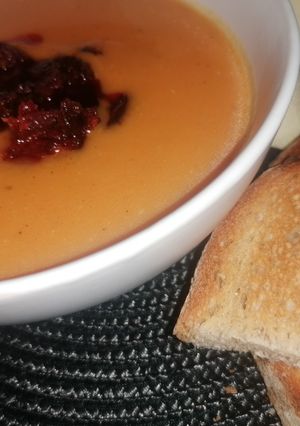 Sütőtökkrémleves kolbászchipssel 🎃 recept fotója