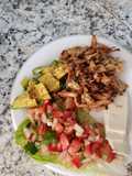 Pico de gallo de fresa con pollo desmenuzado