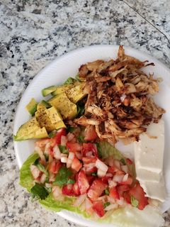 Una foto de Pico de gallo de fresa con pollo desmenuzado