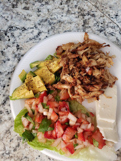 Una foto de Pico de gallo de fresa con pollo desmenuzado