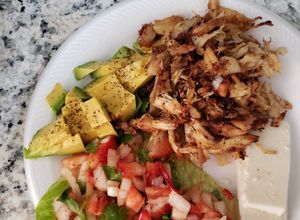 Una foto de Pico de gallo de fresa con pollo desmenuzado