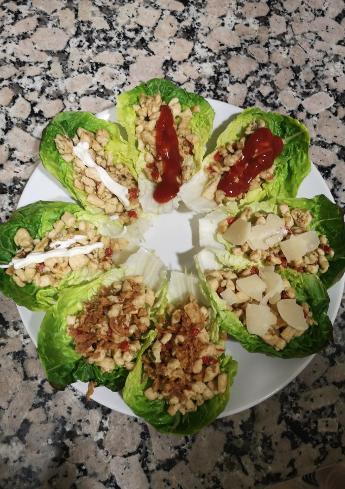 Una foto de Taco de lechuga y pollo