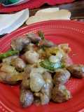 Corazoncitos de pollo fritos con cebolla y chile serrano