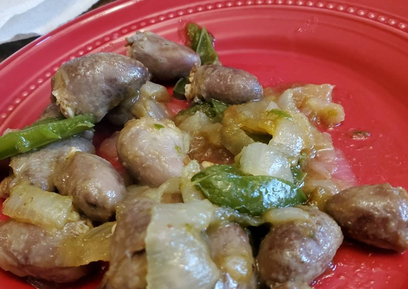 Corazoncitos de pollo fritos con cebolla y chile serrano