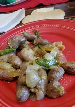 Una foto de Corazoncitos de pollo fritos con cebolla y chile serrano