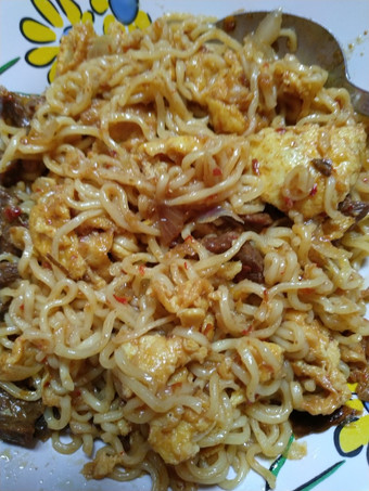 Bagaimana Menyiapkan Mie Goreng Rendang plus Telur Murah