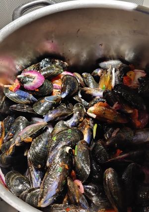 Une photo de Moules à la basquaise