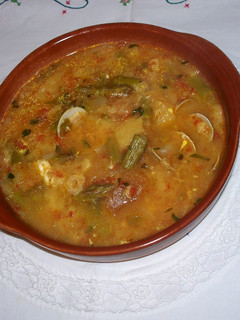Una foto de Sopa de espárragos con almejas
