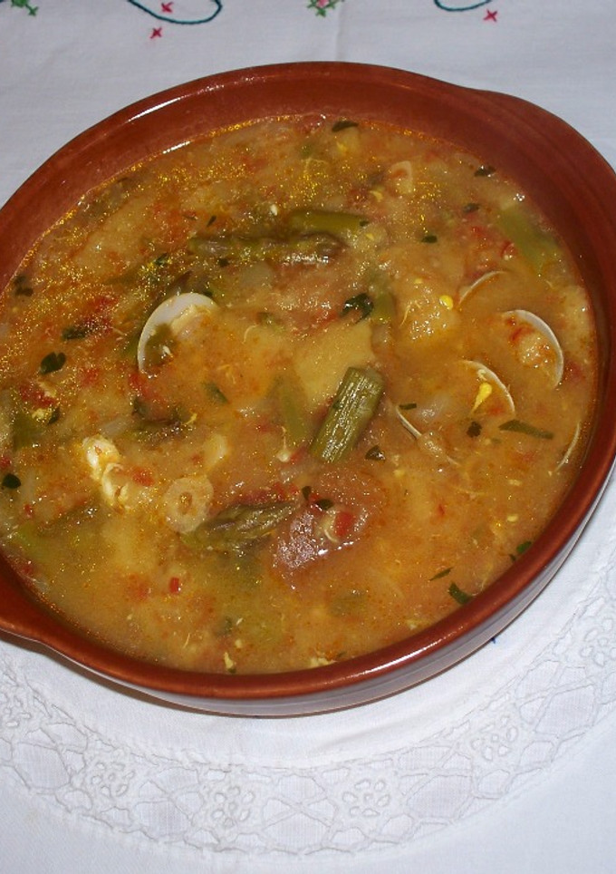 Una foto de Sopa de espárragos con almejas
