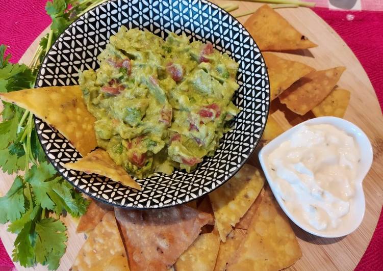 Guacamole with Nachos and sour cream