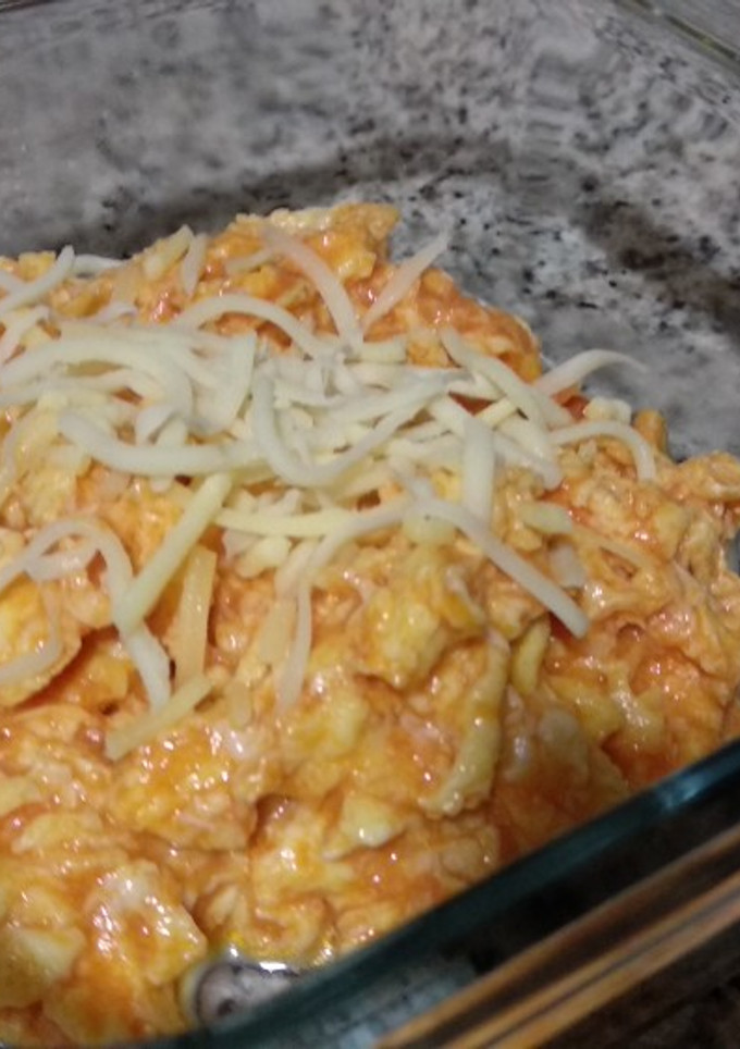 Una foto de Huevos revueltos jugosos con tomate