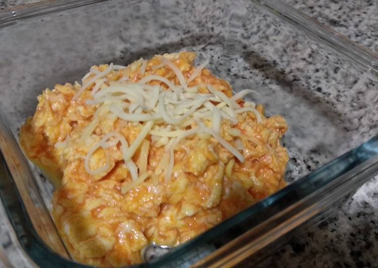 Huevos revueltos jugosos con tomate