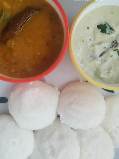 इडली सांबर और चटनी(Idli sambar aur chutney recipe in Hindi) रेसिपी मुख्य फोटो