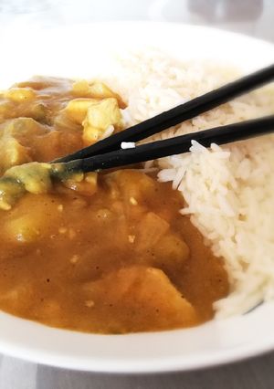 Una foto de Arroz con curry al estilo japonés